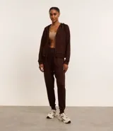 Campera deportiva marrón de modal, con capucha ajustable con cordón, cierre frontal con cremallera y bolsillos laterales.