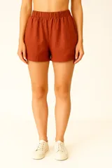 Short de lino color ladrillo, con cintura elástica y bolsillos laterales.
