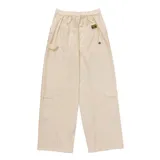 Pantalón cargo color crema, de corte ancho, con bolsillos laterales y costuras a la vista.