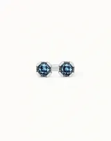 Anillo de plata con dos cristales azules, diseño elegante y moderno.