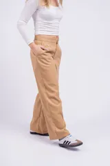 Pantalón gris de vestir, de corte palazzo y tiro alto.