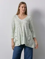 Blusa de algodón labrado marca Ruby Rd, con estampado abstracto en blanco y celeste, escote en V, mangas tres cuartos y aplique de botones en los laterales. Corte asimétrico.