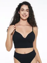 Top negro de lycra con breteles finos y escote en V.