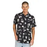 Camisa de manga corta negra con estampado de dibujos en blanco, cuello clásico y cierre con botones.