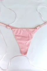 Tanga de algodón elastizado color rosa, con cintura de elástico regulable y corte de tiro medio.