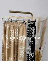Pantalón palazzo blanco con estampado de motivos tribales en negro, cintura elástica y bolsillos laterales. Talle único.
