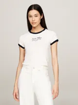 Remera blanca de algodón con cuello redondo y mangas cortas con ribete negro. Logo de Tommy Hilfiger bordado en el pecho.