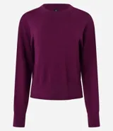 Suéter boxy color marrón, de punto leve, con cuello redondo y mangas largas con puños y bajo acanalados.