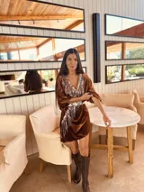 Vestido corto gris de terciopelo con escote en V y flecos de lentejuelas plateadas.