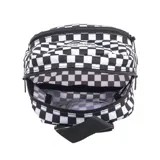 Mochila Vans Old Skool con estampado a cuadros en blanco y negro, logo de la marca en el frente, asa de mano y correas ajustables para los hombros.