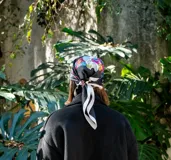 Pañuelo de seda estampado con diseño abstracto multicolor.