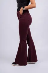 Pantalón acampanado color beige, de tiro alto y corte ajustado en la cadera.