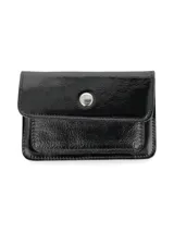 Porta documentos negro de cuero charol con broche metálico plateado.