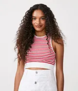 Musculosa cropped de punto acanalado con rayas horizontales rojas y blancas, cuello redondo y sisas con ribete blanco.