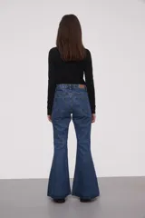 Pantalón de mezclilla color azul, con corte de campana y diseño clásico.