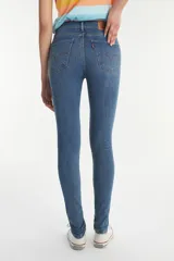 Jean skinny de tiro alto color azul medio, marca Levi's, modelo 721.