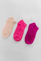 Medias cortas en un pack de tres, en tonos nude, fucsia y morado, con diseño suave.