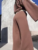 Pantalón deportivo marrón con detalles en color crudo y tela elastizada.