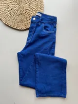 Pantalón jean azul con corte recto y bolsillos delanteros y traseros.