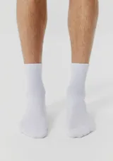 Kit de tres pares de medias blancas de algodón elastizadas, de corte medio.