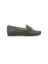 Mocasín de cuero graneado color verde oscuro, con interior de cuero con pelo, cordón de cuero a contratono con punteras metálicas y suela de TR.