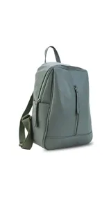 Mochila verde con detalle de costuras formando rombos. Tiene un bolsillo frontal con cierre vertical, dos bolsillos internos con cierre y un bolsillo abierto con división. Tiene asa de mano y correas regulables.