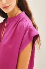 Camisa color crudo de corte amplio con mangas cortas y cuello mao, confeccionada en viscosa y modal.