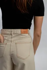 Pantalón wide leg negro de denim 100% uruguayo, confeccionado con un tejido premium de 98% algodón y 2% elastano.