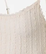 Vestido largo midi de encaje color crudo, con breteles finos ajustables y espalda escotada.