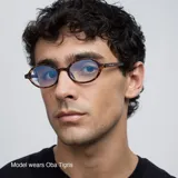 Lentes con filtro de luz azul, marca Oba, modelo Black. Montura geométrica negra de acetato, con lentes transparentes CR39 y protección UV400.