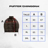 Campera puffer marrón con parte superior de pana y bordado blanco en la espalda con la palabra "Chingona". Tiene tiras regulables en la cintura.