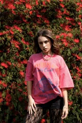 Remerón rosa con estampa de un pescado azul y texto en la parte delantera.