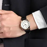 Reloj Casio analógico con caja dorada, esfera blanca, correa de cuero negro y función de calendario. Resistente al agua.