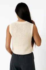 Musculosa color crema de algodón con cuello redondo y corte recto.