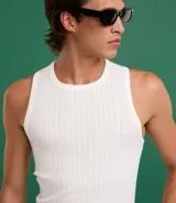 Musculosa ajustada al cuerpo de hombre, color blanco, con textura acanalada y cuello redondo.