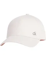 Gorra de algodón color rosa claro con logo CK metálico plateado en el frente.