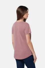 Remera azul de algodón y poliéster, de corte recto, cuello redondo y manga corta.