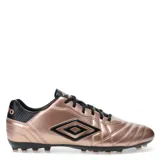 Championes de fútbol 11 Umbro modelo Touch AT para hombre, color negro con detalles en naranja. Cuentan con capellada sintética resistente, forro de poliéster y suela con tapones diseñada para césped natural.