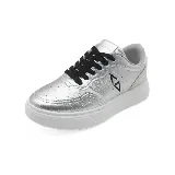 Zapatillas urbanas blancas con detalles plateados en el talón y laterales.