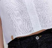 Top de lino color beige con breteles anchos y silueta cuadrada. Presenta una pieza aplicada en la delantera con detalle de vainillas en los laterales y frunce en el escote de la espalda.