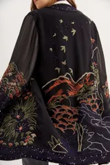 Kimono holgado negro de gasa bordado con motivos florales y de aves.