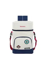 Mochila tipo matera cilíndrica de la marca Discovery, color blanco hueso con detalles en azul marino y tirantes en color rojo/fucsia. Presenta varios parches y estampados temáticos de exploración.
