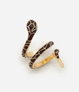 Maxi anillo con forma de serpiente esmaltada color marrón con detalles en dorado.