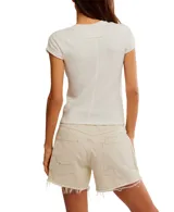 Remera blanca de algodón con cuello en V y mangas cortas.