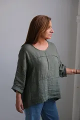 Blusa verde militar de lino, corte holgado, con cuello redondo y mangas 3/4.