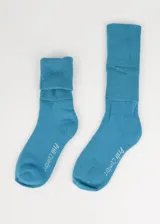 Medias de media caña color celeste, con felpa interior, tejido grueso y puño doble.