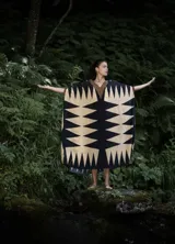 Vestido largo de seda con diseño geométrico en colores beige y negro, ideal para ocasiones elegantes.