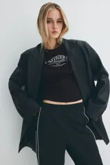 Remera negra entallada corta en punto acanalado de algodón con estampa frontal de pastelería francesa. Costuras planas para una comodidad óptima.