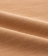 Pantalón pantalona color beige, de tiro alto, con cintura fija, trabillas, cierre tradicional, bolsillos, elástico trasero y cinturón con hebilla redonda.