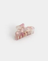 Broche para el pelo tipo pinza, de acrílico con diseño marmolado en tonos rosados y apliques de flores rosadas con centro de perla.
